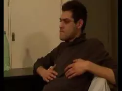 Bei der Solo-Action entlädt sich der scharfe Hengst stöhnend auf seinen Bauch