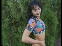 Dunkelhaarige Amateurin zeigt ihren runden Körper