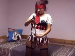 Ein scharfes Amateurflittchen nagelt sich die nasse Spalte