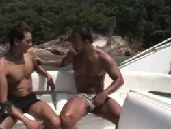 Geiler Schwuler lässt sich seinen knackigen Arsch streicheln