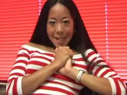 Die asiatische Schlampe wird von dem Typen durchgepoppt