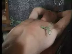 Williger Mann bekommt die Hand der geilen Domina zu spüren