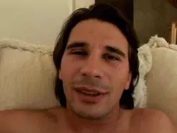 Attraktive notgeile Dame lutscht einen Pimmel