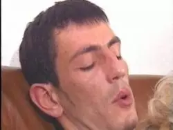 Beim Bumsen gibt die spitze Hure dem Mann ein Mundjob