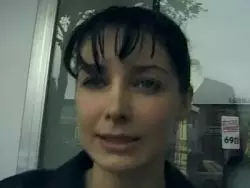 Das geile Luder in Strümpfen lutscht den dicken Pimmel des Mannes