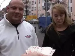 Die schamlose Tussi lutscht ihrem Lover bereitwillig den Prügel