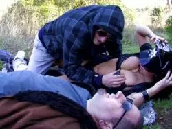 Die Schlampe bläst beiden Männern den Schwanz