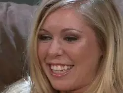 Die versaute Tussi bläst ihrem Stechr geil den Schwanz hart