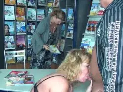 Hübsche schlanke Frau lutscht einen Penis