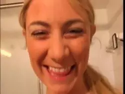 Hungrig lutscht das Weib den dicken Lümmel vor laufender Kamera