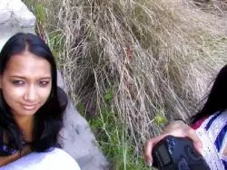 Schöne versaute Hure saugt einen Penis