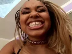 Schöne versaute Schlampe bläst einen Penis