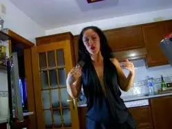 Wunderschöne notgeile Nutte saugt einen Penis