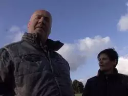 Fickgeile Ehefrau lässt sich von ihrem Ehemann zum Orgasmus stoßen