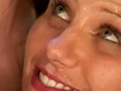 Die beiden scharfen Pärchen haben gemeinsamen Sex in der Natur