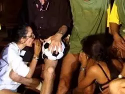 Die Fußballer lassen sich von zwei verdorbenen Weibern in Dessous verwöhnen