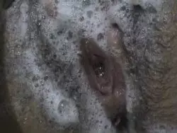 Dieses versaute Weib mit pelziger Pussy steht auf NS