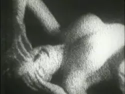 In schwarz-weiß wird die heiße Fotze beim Solofick gefilmt