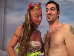 Schlampe in scharfen Dessous leckt gerne Pimmel