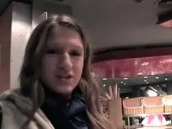 Das scharfe Luder fickt öffentlich mit jedem Kerl der ihr über den Weg läuft