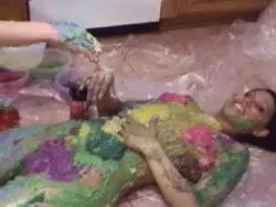 Asiaten Luder mit einer blanken Lustgrotte zeigt ihre kleinen Brüsten 