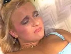 Das blonde Girl mit den zierlichen Hupen lässt sich von dem Kerl vögeln