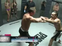 Unerfahrene Frau mit kleinen Hupen wird genagelt