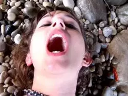 Beim Outdoor steht die willige Hure auf ein Mundfick