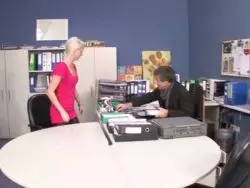 Beim Bürosex lässt sich ein scharfes Luder die Fotze rammeln