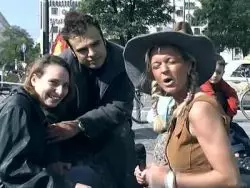 Der junge Mann poppt die schüchterne Schnalle auf dem Boden des Büros