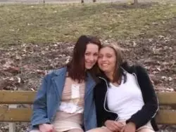 Heiße Lesben verwöhnen ihre haarfreien Mösen im Freien 