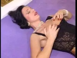 Scharfe MILF lässt sich die haarige Möse rammeln