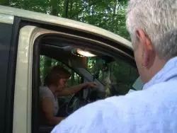 Versaute Mature mit kleinen Hupen lässt sich poppen