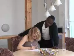 Blonde wird von einem schwarzen Lümmel in die blanke Möse gebumst 