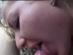 Blondschopf wird mit einem Dildo in die glatte Fickspalte gebumst 