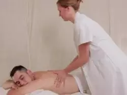 Der Typ fingert der Nutte die rasierte Muschi