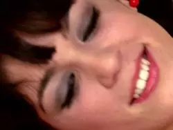 Die Lady wird in ihre unbehaarte Fotze gebumst