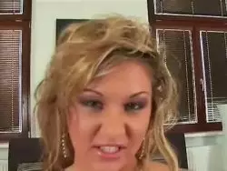 Ihre unbehaarte Möse rubbelt sich das Weib zum Kommen