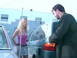 Dralltittige blonde Hobbynutte bläst den dicken Lümmel 