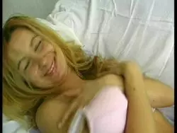 Sexgeile Schlampe mit dicken Melonen poppt sich selbst