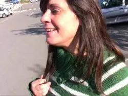 Unschuldige Schlampe mit riesigen Brüsten wird gerammelt