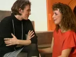 Beim Fisting wird die Lustgrotte der fickgeile Schlampe heftig gedehnt