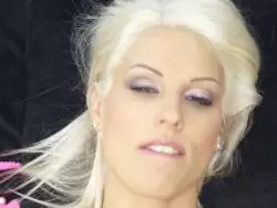 Junge attraktive Nutte nuckelt einen Dildo