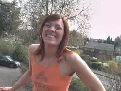 Mit dem Gummipimmel rammelt sich die Fotze alleine durch