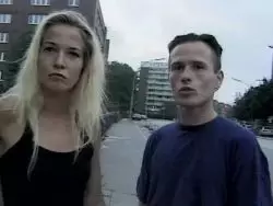 Die scharfe Blonde bedient seinen strammen Pimmel