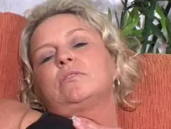 Heiße Hellblonde bei versauter Masturbation