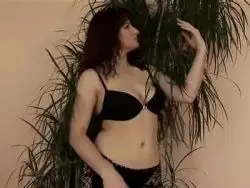 Bis sie laut kommt rubbelt sich das sommersprossige Flittchen ihre Fotze 