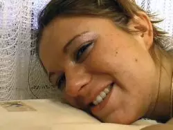 Die behaarte Muschi der scharfen Bitch wird von ihm ausgiebig bearbeitet