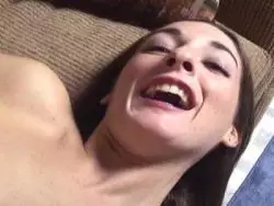 Blutjunge verdorbene Göre zeigt ihre klamme Fotze