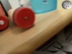 Eine Spermadusche für das willige Teenie in Strümpfen 